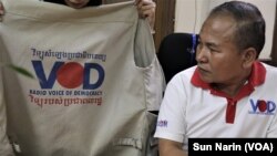 លោក ញឹម សុខន អ្នករាយការណ៍​ព័ត៌មាន​វីអូឌី ផ្តល់​បទសម្ភាសន៍​ដល់​អ្នក​សារព័ត៌មាន នៅ​ការិយាល័យ​ព័ត៌មាន​វីអូឌី ថ្ងៃទី១៣ ខែកុម្ភៈ ឆ្នាំ២០២៣ ។