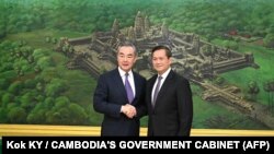 លោក ហ៊ុន ម៉ាណែត ដែល​នឹង​ឡើង​កាន់​អំណាច​ជា​នាយករដ្ឋមន្ត្រី​ថ្មី​ចាប់​ពី​ថ្ងៃ​ទី ២២ ខែ​សីហា​ខាង​មុខ​នេះ ជួប​ប្រជុំ​ជាមួយរដ្ឋមន្ត្រី​ការ​បរទេស​ចិន​លោក Wang Yi (វ៉ាង យី) នៅ​រាជធានី​ភ្នំណេញ កាល​ពី​ថ្ងៃ​ទី​១៣ ខែ​សីហា ឆ្នាំ​២០២៣។