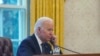 En esta imagen tomada a través de una ventana, el presidente Joe Biden habla por teléfono desde la Oficina Oval de la Casa Blanca en Washington, el jueves 9 de diciembre de 2021. El 2 de abril de 2024 Biden conversó con el presidente de China, Xi Jinping.