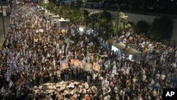 Луѓе протестираат против владата на израелскиот премиер Бенјамин Нетанјаху и повикуваат на ослободување на заложниците држени во Појасот Газа од милитантната група Хамас, во Тел Авив, Израел, 1 јуни 2024 година.