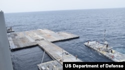 Pembangunan dermaga terapung di lepas pantai Gaza untuk menunjang pengiriman pasokan bantuan ke wilayah tersebut tengah berjalan. (Foto: Twitter/Departemen Pertahanan AS)