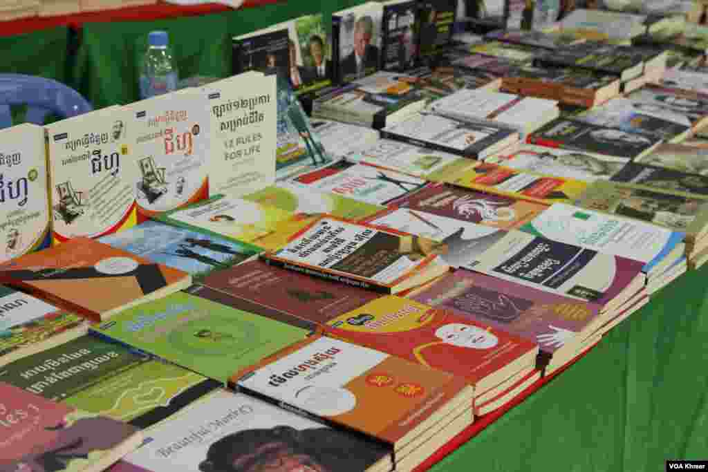 បណ្តុះ​សៀវភៅ​មួយ​ចំនួន​ដែល​បាន​ដាក់​លក់​នៅ​កម្មវិធី​ពិព័រណ៌​សៀវភៅ​ក្នុង​ទិវា​ជាតិ​អំណាន​លើក​ទី​៩ នៅ​វិទ្យាស្ថានបច្ចេកវិទ្យាកម្ពុជា ក្នុង​រាជធានី​ភ្នំពេញ នាថ្ងៃទី​៩ ខែ​មីនា ឆ្នាំ​២០២៤។ (ស៊ឹម ចាន់សំណាង/វីអូអេ)