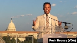 លោក Marc Mealy ប្រធាន​គោលនយោបាយ និង​អនុប្រធាន​នៃ​ក្រុមប្រឹក្សា​ធុរកិច្ច​សហរដ្ឋអាមេរិក-អាស៊ាន ដែល​មាន​ទីស្នាក់ការ​កណ្តាល​ក្នុង​រដ្ឋធានី​វ៉ាស៊ីនតោន ថ្លែង​ទៅកាន់​អ្នកចូលរួម​ទាំង​៣១នាក់​អំពី​សារៈសំខាន់​នៃ​ចំណង​ទាក់ទង​រវាង​ពលរដ្ឋ ក្នុងការ​ធ្វើឱ្យ​ទំនាក់ទំនង​រវាង​សហរដ្ឋ​អាមេរិក-អាស៊ាន​ស៊ី​ជម្រៅ កាលពីថ្ងៃ​ទី៨ ខែសីហា ឆ្នាំ២០២៣។ (ប៉ូច រាសី/វីអូអេ)