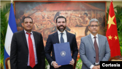 A la izquierda, el Ministro de Hacienda y Crédito, Iván Acosta; en medio. Laureano Ortega, hijo del presidente Daniel Ortega; y a la derecha, el Ministro de Fomento y Comercio, Jesús Bermúdez.