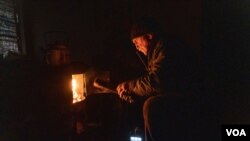 67岁的亚历山大不顾政府和救援人员的劝离，坚持留在恰索夫亚尔。(2023年4月3日，美国之音博夏特拍摄)