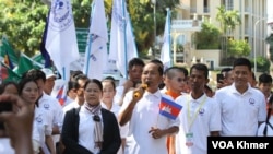 លោក អាត់ ធន់ ប្រធានសហភាពការងារកម្ពុជា (CLC) ថ្លែងក្នុងទិវាពលកម្មអន្តរជាតិលើកទី១៣៨ នៅសួនច្បារក្រុមប្រឹក្សាអភិវឌ្ឍកម្ពុជា (CDC) នាថ្ងៃទី១ ខែឧសភា ឆ្នាំ២០២៤។ (លាស់ លីបលីប/វីអូអេ)
