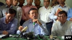 រូបឯកសារ៖ លោក កឹម សុខា ថ្លែងនៅក្នុង​សន្និសីទសារព័ត៌មាន​មួយ​ នៅទីស្នាក់ការ​របស់​គណបក្ស​សង្គ្រោះជាតិ នៅរាជធានីភ្នំពេញ កាលពីថ្ងៃទី ១២ ខែសីហា ឆ្នាំ២០១៣។ 