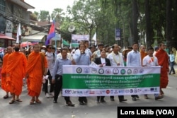 ប្រជាពលរដ្ឋ​ចូលរួម​ទិវា​ពលកម្ម​អន្តរជាតិ​លើក​ទី១៣៧ នៅ​រាជធានី​ភ្នំពេញ នៅ​ថ្ងៃទី១ ខែឧសភា ឆ្នាំ២០២៣។ (លាស់ លីបលីប/វីអូអេ)