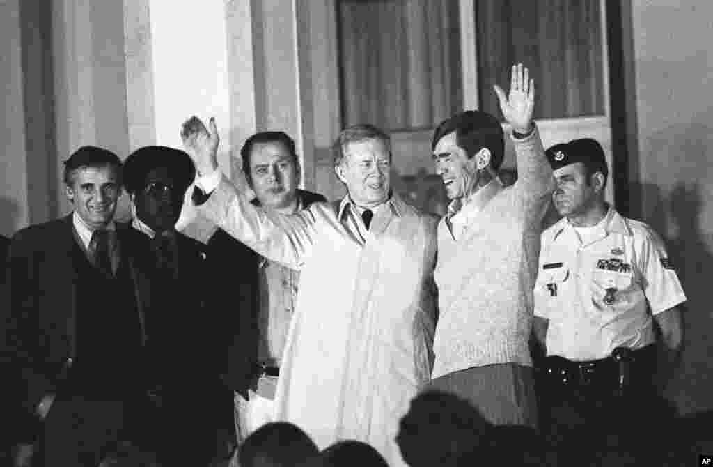 Поранешниот американски претседател Џими Картер, на 21 јануари 1981 година, во Визбаден, Германија, пристигнува во болницата на американските воздухопловни сили овде за да го поздрави заложникот што го ослободи Иран по 445 дена заробеништво.