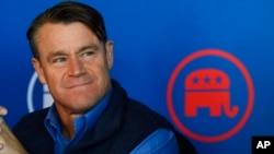 El senador Todd Young, republicano por Indiana, asiste a un evento en Gary, Indiana, el 20 de octubre de 2022.