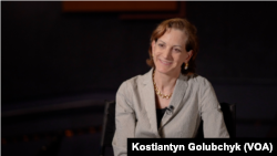 Енн Еплбаум — штатна дописувачка журналу «The Atlantic», лауреатка Пулітцерівської премії, старша наукова співробітниця Школи передових міжнародних досліджень Університету Джонса Гопкінса та Інституту Агора, авторка кількох історичних праць, зокрема про Голодомор в Україні.