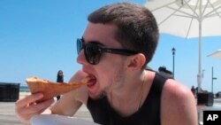 Arhiv: Alex Krisulas  sa Staten Island u New Yorku, fotografisan je 21. maja 2021. godine kako jede parče pizze u New Jerseyju.