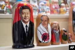 莫斯科旅游纪念品商店里摆放出售习近平与普京的俄罗斯套娃。（2023年3月21日）