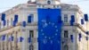 Bendera raksasa Uni Eropa digantung di sebuah gedung, dan bendera-bendera yang lebih kecil menghiasi jalan utama di Sarajevo, Bosnia, 21 Maret 2024. (AP/Eldar Emric)