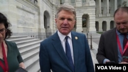 Конгресмен-республіканець та очільник комітету із закородонних справ Палати Представників Майкл Маккол, розмовляє із журналісткою Голосу Америки, Катериною Лісуновою.