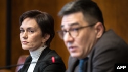Evgenija Kara-Murza, supruga kritičara Kremlja Vladimira Kara-Murze, pored Sergeja Davidisa, šefa programa podrške političkim zatvorenicima u centru za ljudska prava. Ženeva 25. marta 2024