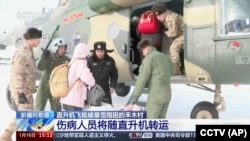 中國央視播放的影片顯示中國使用軍用直升機撤離新疆阿勒泰被雪崩圍困的遊客傷病人員。（2024年1月16日）