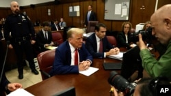 Колишній президент США Дональд Трамп очікує на початок кримінального процесу в кримінальному суді Мангеттена в Нью-Йорку, 6 травня 2024 року.