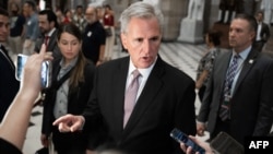 ប្រធានរដ្ឋសភាអាមេរិកលោក Kevin McCarthy ថ្លែង​ទៅកាន់​ប្រព័ន្ធ​ផ្សព្វផ្សាយ​នៅ​សាល Statuary Hall នៅ​វិមាន​សភា​សហរដ្ឋ​អាមេរិក​ក្នុង​រដ្ឋធានី​វ៉ាស៊ីនតោន កាលពី​ថ្ងៃទី២ ខែតុលា ឆ្នាំ២០២៣។