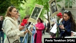 Ольга Петрашова прийшла на марш, аби, за її словами, пронести фото свого дідуся, який пройшов усю війну.