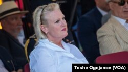 Не значи само да се има место на масата, туку исто така треба да бидете на челото на масата“, нагласи американската амбасадорка Анџела Агелер преку видео-порака