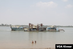 សាឡង់បើកតាមដងទន្លេមេគង្គ កន្លែងដែលព្រែកជីកហ្វូណនត្រូវសាងសង់ កាលពីថ្ងៃទី១៨ ខែមីនា ឆ្នាំ២០២៤។ (ស៊ុន ណារិន/វីអូអេ)