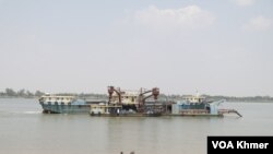 សាឡង់បើកតាមដងទន្លេមេគង្គ កន្លែងដែលព្រែកជីកហ្វូណនត្រូវសាងសង់ ។ (ស៊ុន ណារិន/វីអូអេ)
