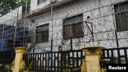 រូបឯកសារ៖ លួសហ៊ុមព័ទ្ធរបងនៃបរិវេណនៃអគារឈ្មោះ Great Wall Park ដែលអាជ្ញាធរបានរកឃើញថាជាកន្លែងជួញដូរមនុស្ស ចាប់ជម្រិត និងធ្វើទារុណកម្ម នៅខេត្តព្រះសីហនុ កាលពីថ្ងៃទី ២១ ខែកញ្ញា ឆ្នាំ ២០២២។ 