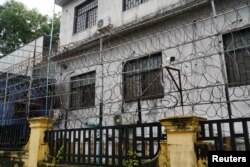 រូបឯកសារ៖ លួសត្រូវបានហ៊ុមព័ទ្ធរបងនៃបរិវេណនៃអគារឈ្មោះ Great Wall Park ដែលអាជ្ញាធរបានរកឃើញថាជាកន្លែងជួញដូរមនុស្ស ចាប់ជម្រិត និងធ្វើទារុណកម្ម នៅខេត្តព្រះសីហនុ កាលពីថ្ងៃទី ២១ ខែកញ្ញា ឆ្នាំ ២០២២។