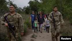 德州國民自衛隊成員押解一批來自中國和南美穿越美墨邊境進入美國的非法移民。(2023年4月5日)