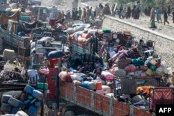 Pokiston hukumati mamlakatda hujjatsiz yashayotgan afg'onlarga 1-noyabrgacha chiqib ketishni buyurgan. Bunday qochqinlar soni 1,7 million.