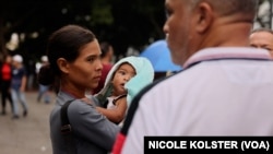 Ana Carrillo, de 25, protesta el imperio del dólar en Venezuela, pero lo que gana por las ventas de golosinas lo cambia al billete verde.