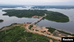 FILE - Pembangunan jembatan Pulau Balang Besar yang akan terhubung dengan Ibu Kota Negara Nusantara (IKN) di Sepaku, provinsi Kalimantan Timur, Indonesia, 7 Maret 2023. (REUTERS/Willy Kurniawan)