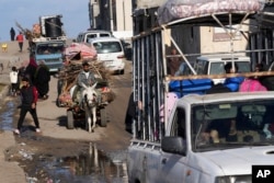 Palestinci bježe od izraelske kopnene ofanzive u centralnom pojasu Gaze, krećući se prema jugu kroz Deir al Balah 5. januara 2024. godine.