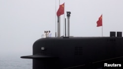 資料照：一艘中國海軍潛艦在青島港外參加慶祝解放軍建軍70週年的檢閱活動。（2019年4月23日）