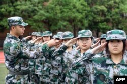 资料照：中国安徽淮北一所中学开学时中学生参加军训。(2021年9月5日)