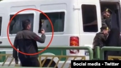 یکی از تصاویر جنجالی در شبکه‌های اجتماعی که فردی را با لباس شخصی در حین فیلمبرداری از ماموران حاضر در «طرح نور» نشان می‌دهد