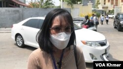 អ្នកស្រីម៉េង សុភារី សហមេធាវីការពារក្តីមួយរូបទៀតឱ្យលោកកឹម សុខាថ្លែងទៅកាន់អ្នកសារព័ត៌មាន នៅមុខសាលាឧទ្ធរណ៍ភ្នំពេញ ថ្ងៃទី៧ ខែមីនា ឆ្នាំ ២០២៤។ (ហ៊ុល រស្មី/វីអូអេ)