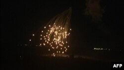 Nebo iznad libanskog sela Kaim tokom izraelskog vazdušnog udara, 17. aprila 2024. (Foto: AFP/Rabih Daher)