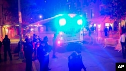 Policijski autobus sa uhapšenim demonstrantima napušta Univerzitet Kolumbija u Nujorku, 30. aprila 2024. godine.