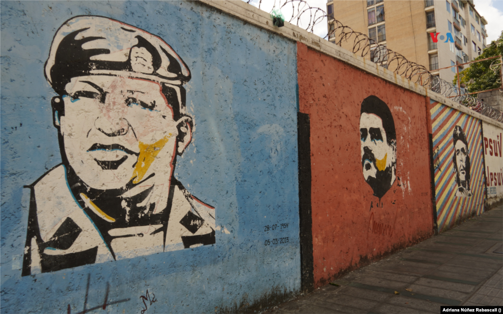  Los rostros de Hugo Chávez, el actual presidente Nicolás Maduro y el líder guerrillero argentino Ernesto Che Guevara pintados en una pared de la avenida Andrés Bello de la capital venezolana. 