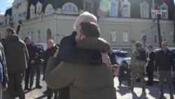 ԱՄՆ նախագահ Բայդենն Ուկրաինայում նախագահ Զելենսկիի հետ հարգանքի տուրք է մատուցում պատերազմում զոհվածներին