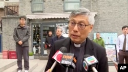 天主教香港教區主教周守仁在訪問北京期間接受媒體採訪。（2023年4月20日）