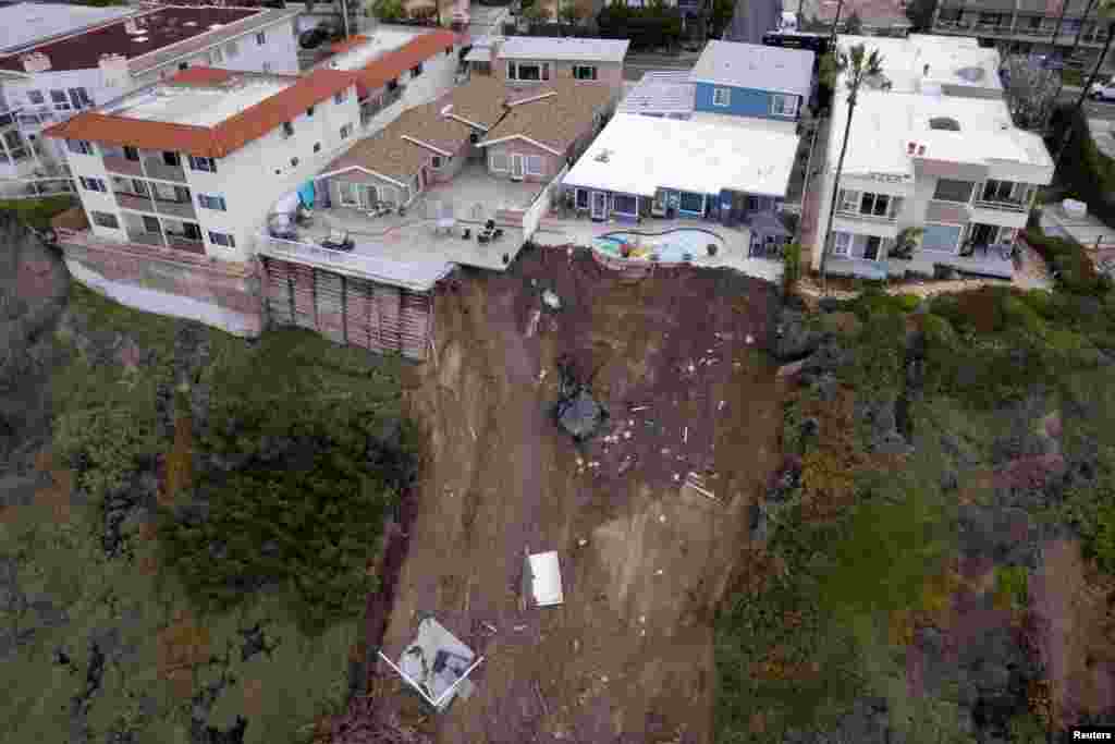 16 Mart 2023 - Haftalarca devam eden sağanak yağışların etkisi altında kalan California'da, San Clemente sahil kasabasında toprak kayması birçok evde hasar bıraktı.