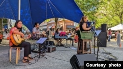 (Ki-ka) Kelompok RockDutters: Sonja Svihla, Prabu Slamet, Harriet Natale, Arry Purnama, dan Sarah Polce (depan) mengalunkan musik koplo di festival World Square, Pittsburgh, AS (dok: Indonesians in Pittsburgh)