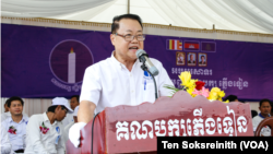 រូបឯកសារ៖ លោក ទាវ វណ្ណុល ប្រធាន​គណបក្ស​ភ្លើង​ទៀន ថ្លែងនៅក្នុងសមាជវិសាមញ្ញរបស់គណបក្សនៅខេត្តសៀមរាប កាលពីថ្ងៃទី ១១ ខែកុម្ភៈ ឆ្នាំ ២០២៣។ 