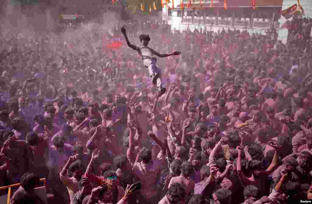 7 Mart 2023 - Hindistan'da 'renkler festivali' olarak kutlanan Holi Bayramı etkinliklerinden bir görüntü.