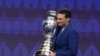 El entrenador de fútbol de Argentina, Lionel Scaloni, lleva el trofeo de la Copa América durante la ceremonia del sorteo del torneo de fútbol Copa América, el jueves 7 de diciembre de 2023, en Miami. (Foto AP/Lynne Sladky)