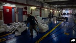 Radnici pripremaju brod koalicije Freedom Flotilla u tuzlanskoj luci u Istanbulu, Turska, 19. aprila 2024. Vlasti Gvineje Bisau spriječile su da isplovi flotilu od tri broda koja pokušava da stigne do Gaze s humanitarnom pomoći iz Turske, rekli su organizatori flotile.