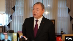 台湾驻美代表俞大㵢在华盛顿双橡园举办赖清德总统就职庆祝酒会期间接受媒体采访。（2024年5月21日，美国之音记者李逸华拍摄）